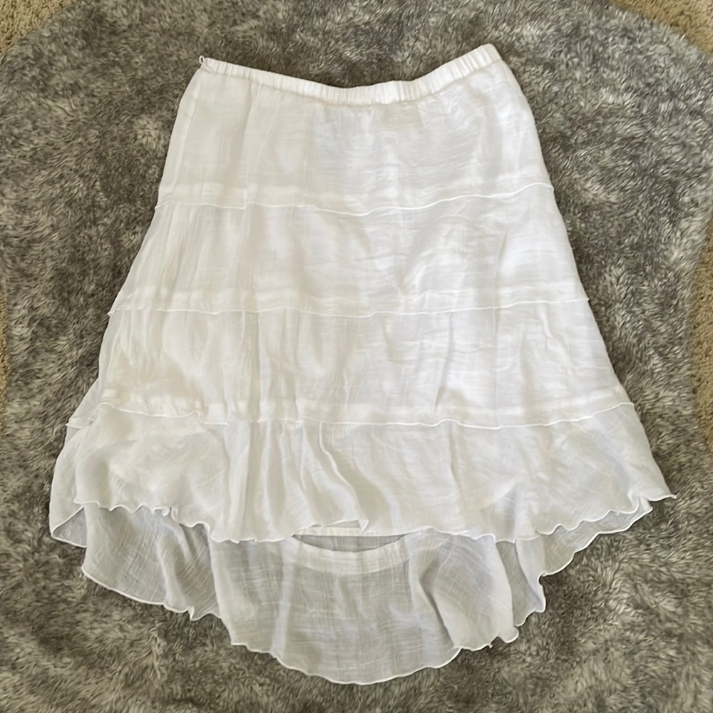 White, tiered skirt. L
